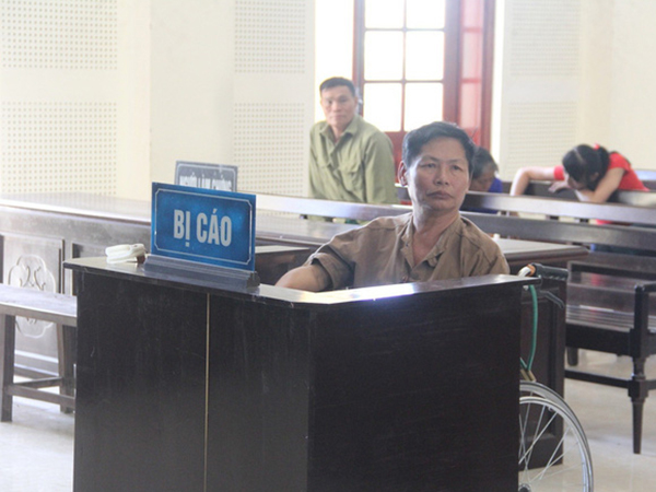 Đang điều trị trong bệnh viện, thấy bé gái 11 tuổi bị thiểu năng, gã đàn ông U60 dụ dỗ, giở trò đồi bại ngay trên giường bệnh
