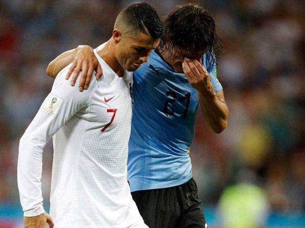 Dìu đối thủ ra ngoài sân, Ronaldo bị mắng là kẻ giả dối, tranh thủ từng giây làm hình ảnh