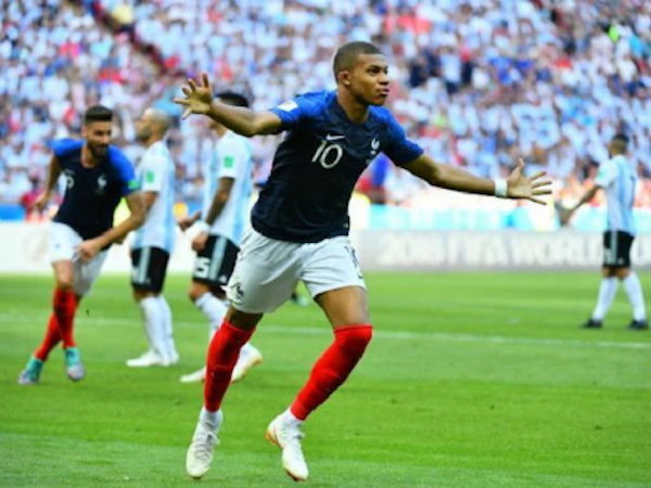 Mbappe bắt kịp kỷ lục của Pele nhờ cú đúp vào lưới Argentina