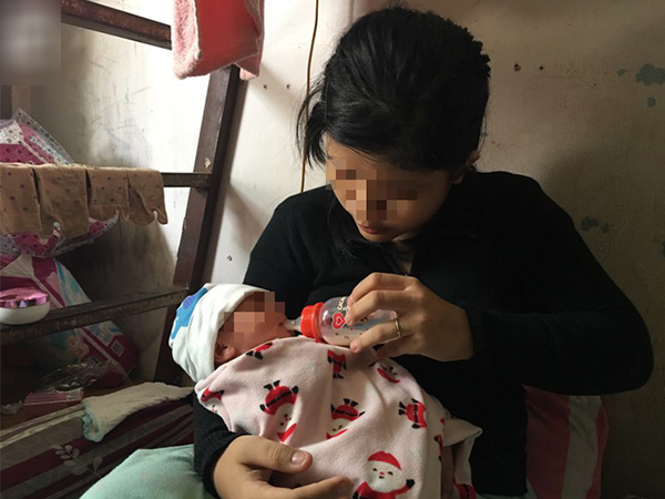Mẹ bỏ đi lấy chồng, bé gái 14 tuổi bị xâm hại đến mang thai rồi phải một mình chăm con nhỏ 8 ngày tuổi