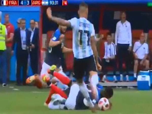 Otamendi cay cú cố tình chơi xấu Pogba đã nằm sân
