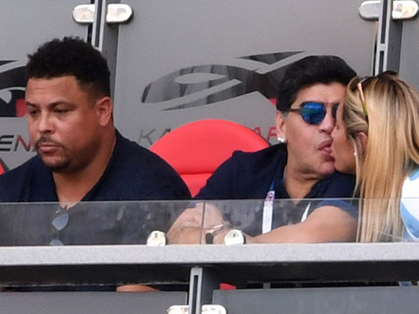 Rô béo ngồi trầm ngâm khi Maradona khóa môi bạn gái kém 30 tuổi