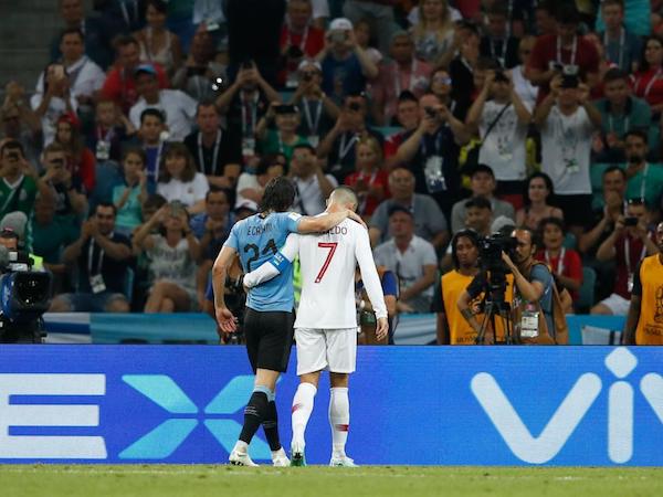Uruguay nín thở với chấn thương của "người hùng" Cavani