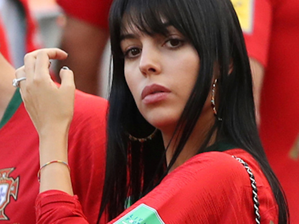 Bồ Đào Nha bị loại khỏi World Cup, fan trút giận lên bạn gái Ronaldo