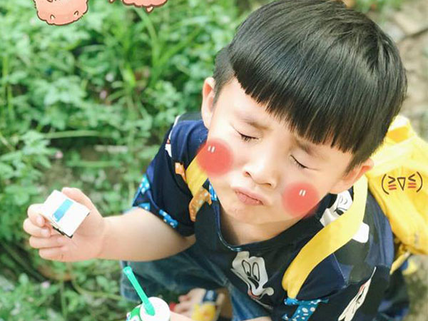 Cậu bé siêu đáng yêu với loạt biểu cảm 'khó đỡ' khiến ai cũng chỉ muốn 'bắt về nuôi'