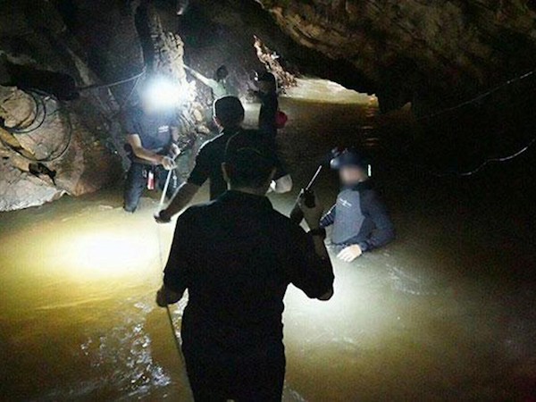 Đội bóng thiếu niên Thái Lan chưa được giải cứu sau 9 ngày kẹt trong hang