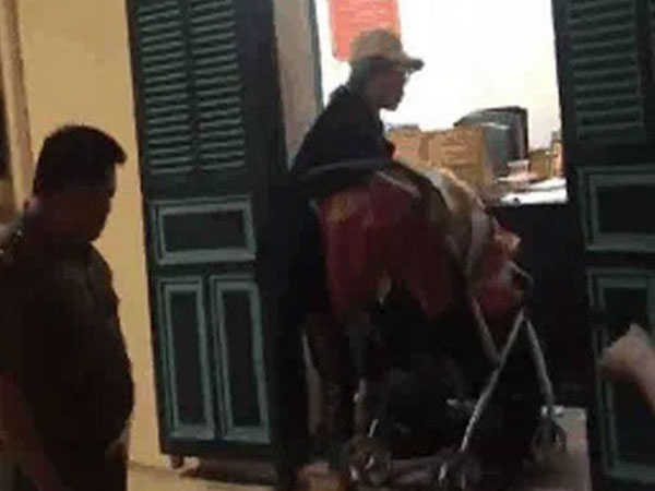 'Hotgirl' Bella vui vẻ tham gia biểu diễn văn nghệ nhưng vẫn đòi ôm con đi khỏi Trung tâm