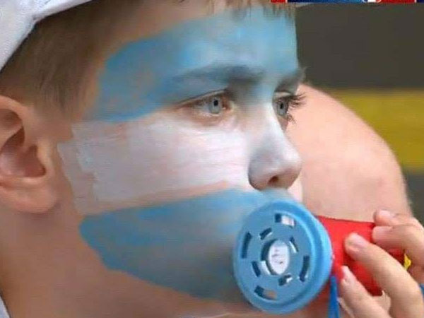 MXH 'dậy sóng' vì đôi mắt xanh thẫn thờ của CĐV nhí cuối trận thua cay đắng của Argentina trước Pháp
