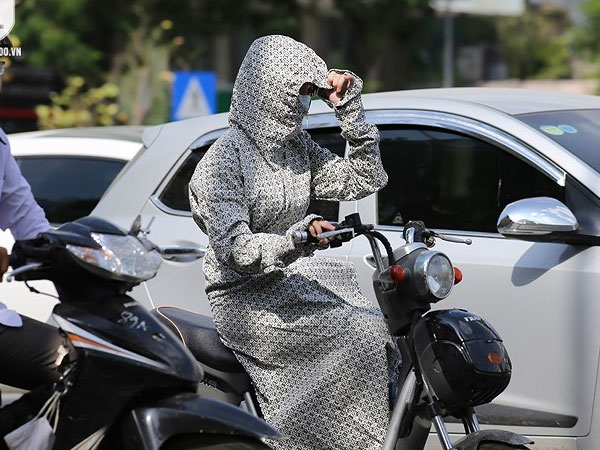 Nắng nóng kéo dài, lại lo nguy cơ tai nạn giao thông cho những 'ninja' đi xe máy