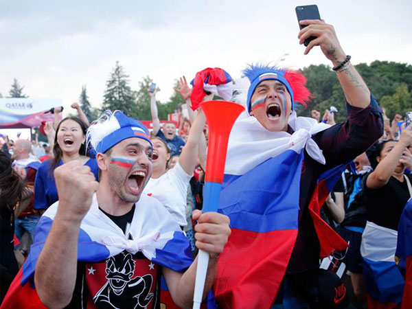 Người Nga mở tiệc thâu đêm mừng chiến thắng lịch sử tại World Cup