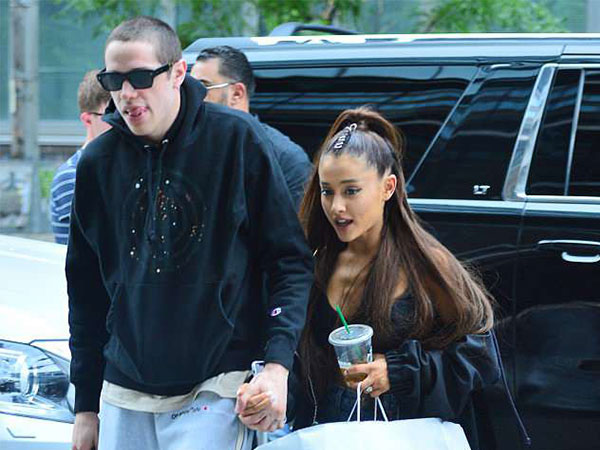 Vị hôn phu của Ariana Grande bị chỉ trích vì đùa giỡn vô tâm về vụ đánh bom làm 22 người chết