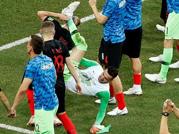 World Cup 2018: 'Thánh cản penalty' của Croatia gặp 'tai nạn' vì ăn mừng thắng lợi