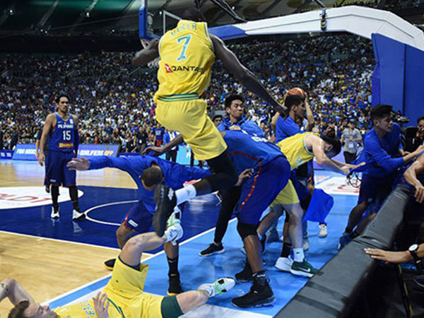 Cầu thủ bóng rổ đánh nhau kinh hoàng ở giải FIBA World Cup