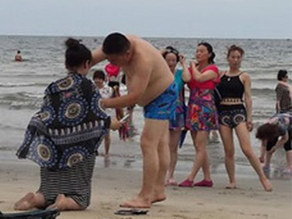 Du khách tắm biển Đà Nẵng bị ngứa ngáy, nổi mẩn đỏ khắp người