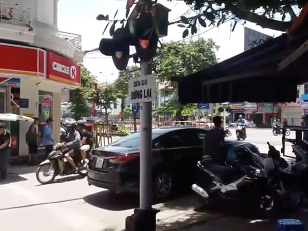 Hà Nội: Nữ tài xế đỗ ô tô chặn ngang barrier đường tàu rồi bỏ đi mất