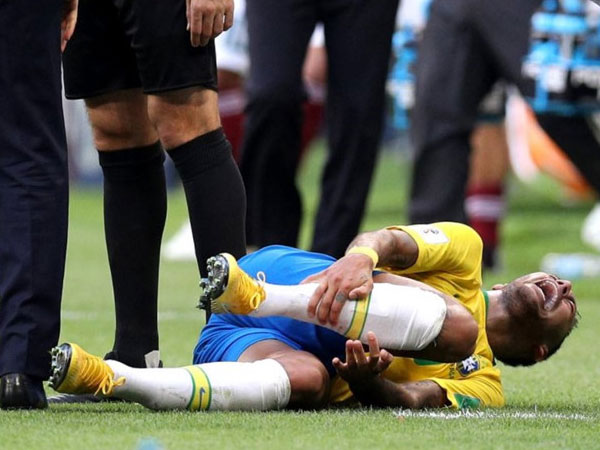 HLV Mexico chỉ trích Neymar: 'Đây không phải chỗ để đóng kịch tấu hài'