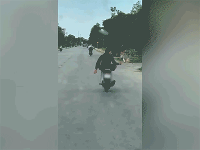Nam thanh niên điều khiển xe bằng chân, vừa lái xe vừa múa cả đoạn đường dài