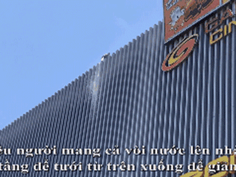 Nghệ An: Nhiệt độ tới 60 độ C, người dân trèo lên nhà cao tầng tưới nước hạ nhiệt