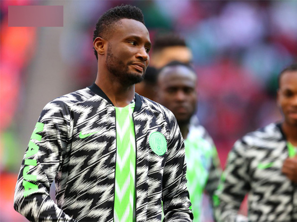 Vừa rời World Cup trong đau đớn, sao Nigeria đã phải bỏ tiền chuộc cha