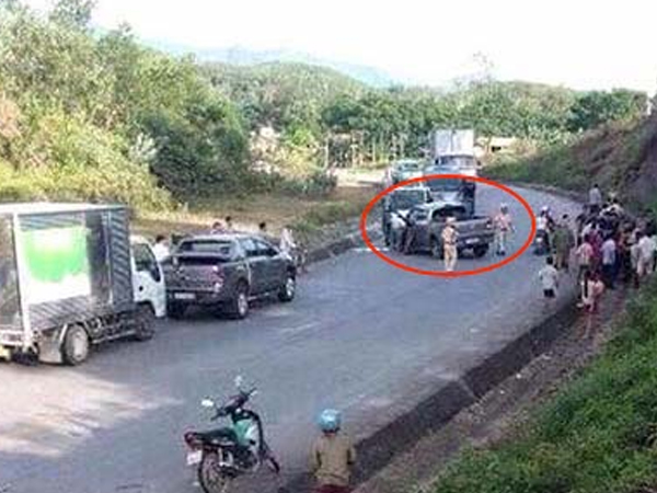 Cảnh sát bắn thủng lốp xe bán tải chở 19 bánh heroin