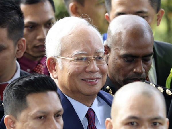 Cựu thủ tướng Malaysia bị cáo buộc 4 tội, mỉm cười khi tới tòa