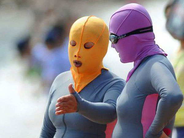 Đến hẹn lại lên, các bãi biển Trung Quốc nở rộ áo tắm 'Ninja đi nghỉ mát' của 500 chị em sợ cháy nắng