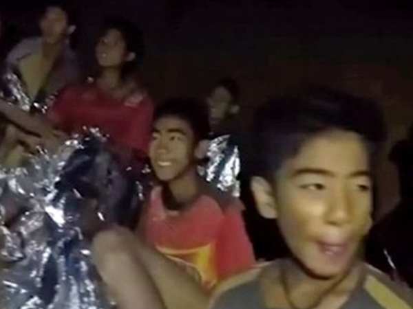 Đội bóng nhí Thái Lan bắt đầu học lặn