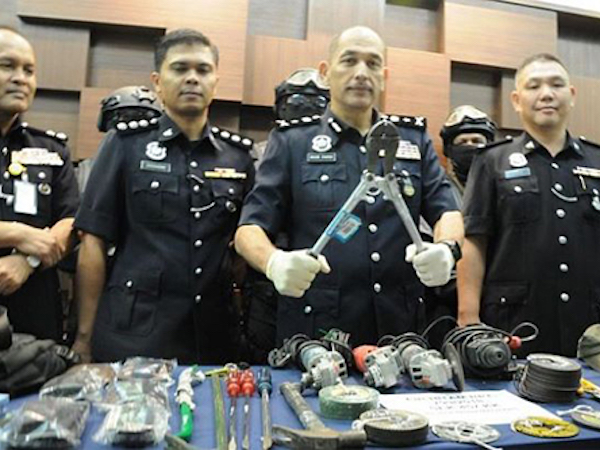 Malaysia bắt băng nhóm người Việt chuyên khoan trộm két sắt