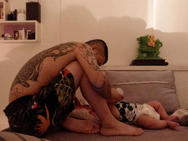 Ông bố xăm trổ lọ mọ pha sữa đêm cho con, dân mạng thắc mắc vợ đâu và câu trả lời khiến bao người ghen tỵ