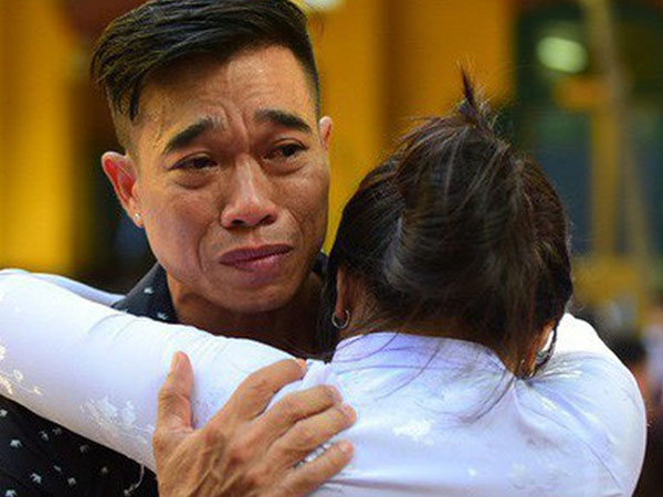 Phụ huynh khóc lóc, van xin vẫn không nộp được hồ sơ vào lớp 10 cho con