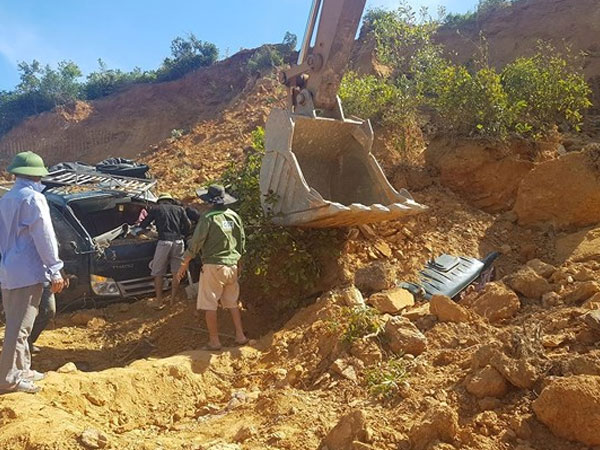 Sập mỏ, 2 xe tải bị vùi lấp cùng tài xế