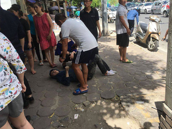 Thực hư vụ thanh niên ngủ dưới gầm ô tô để tránh nắng, tài xế không biết kéo lê 1 đoạn trên đường