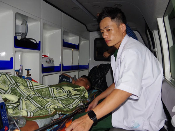 Trực thăng bay ra nhà giàn DK1 đưa người quân nhân đột quỵ não nguy kịch về đất liền cấp cứu