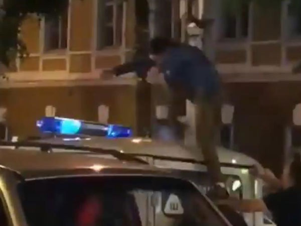 Video: Trèo lên nóc xe cảnh sát ăn mừng, CĐV Nga bị 'tẩn' bằng dùi cui