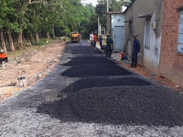 Vụ bỏ 200 triệu làm đường dân sinh: Phá đường nhựa quay về đường đất