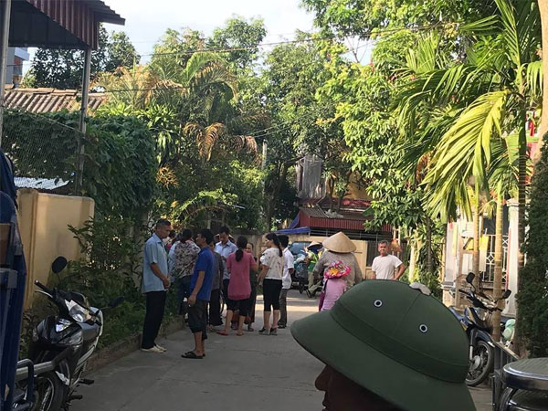 Vụ truy sát 3 người ở Hà Nội: 'Lúc chạy sang thì máu loang lổ khắp nhà, đối tượng đốt một vật dụng trong nhà khiến lửa bốc cháy'
