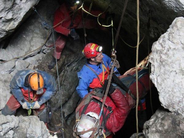728 người giải cứu một người đàn ông bị kẹt 11 ngày dưới hang sâu