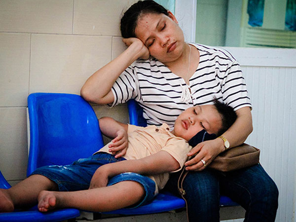 Ảnh: Nắng nóng thế này còn gì bức bối hơn cảnh đưa con vào viện
