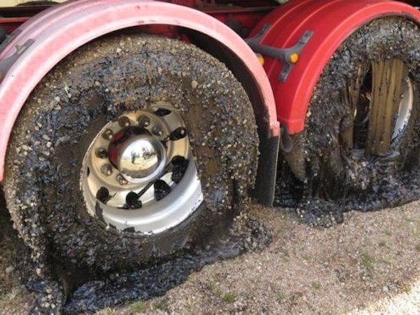 Australia: Nắng nóng kinh hoàng, dân phải bỏ cả xe