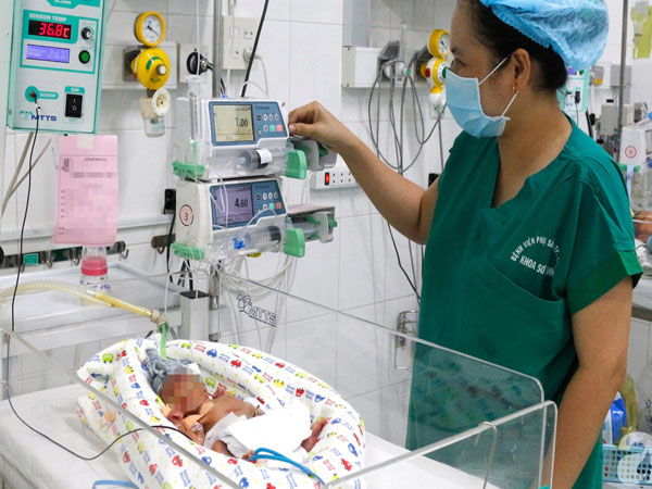 Bé gái sinh non không thở không phản xạ ở Cần Thơ được cứu sống bằng phương pháp 'độc'