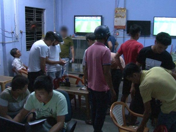 Huế: Cảnh sát hình sự đột kích ổ cá độ World Cup tại quán cà phê