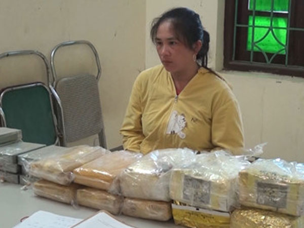 Người phụ nữ vận chuyển 10 bánh heroin, 30.000 viên ma túy