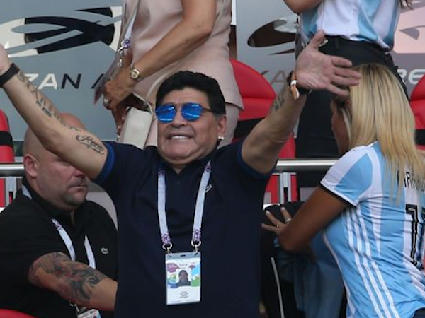 Tổng sỉ vả trọng tài là 'kẻ cắp', Maradona bị FIFA đáp trả mạnh mẽ