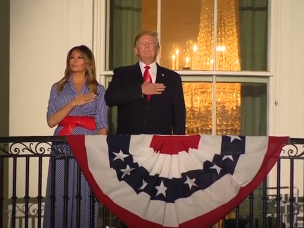 Vợ chồng Trump xem bắn pháo hoa mừng quốc khánh Mỹ