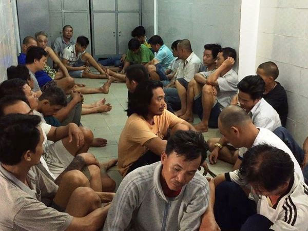 Cảnh sát 'đột kích' trường gà, hàng chục người tháo chạy