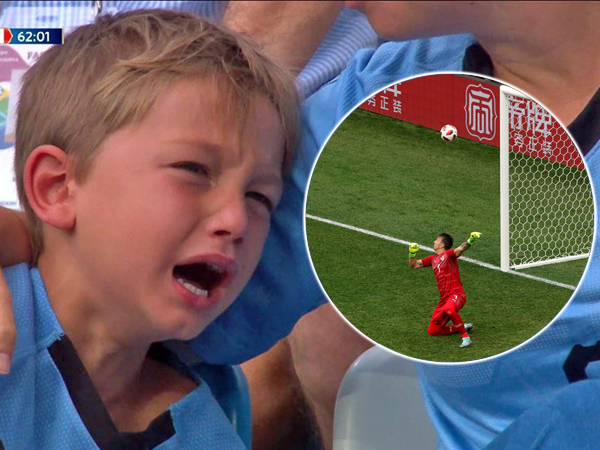 CĐV nhí Uruguay khóc sau sai lầm của thủ môn Muslera