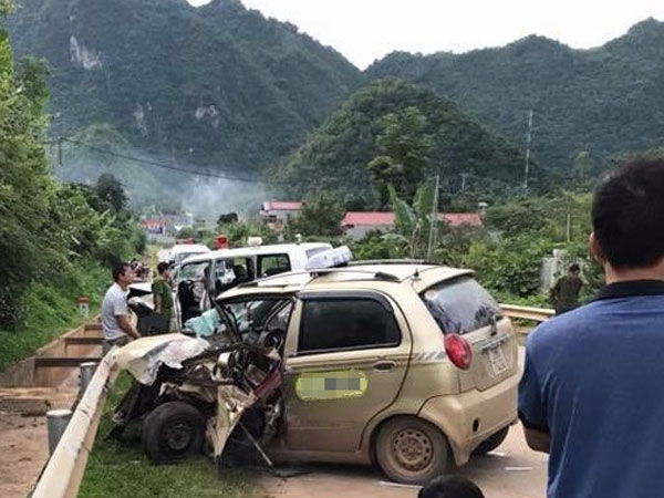 Đâm trực diện xe cứu thương, tài xế taxi tử vong