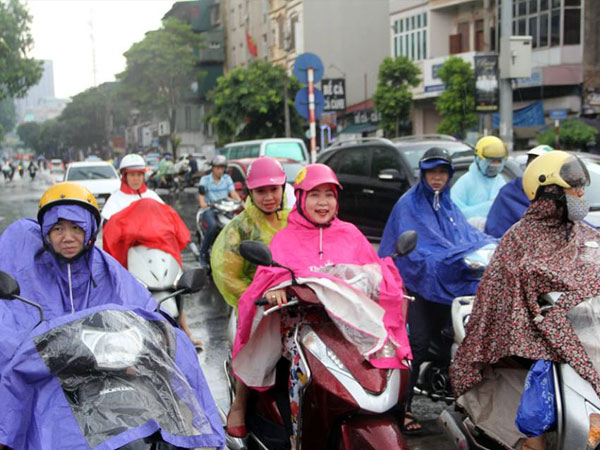 Hà Nội 'hả hê' đón mưa giải nhiệt sau đợt nóng nghẹt thở