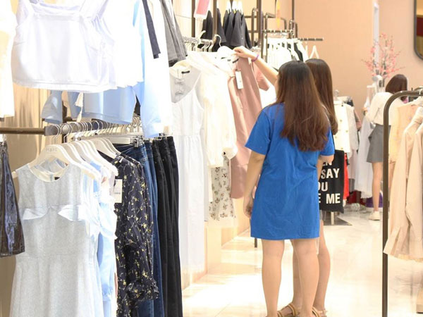 Hàng hiệu xách tay giá chợ tràn lan, người Việt chen mua