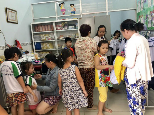 Học sinh phải mua đồng phục... ngủ?